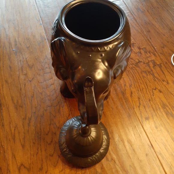 GORGEOUS NWT Z-Gallerie 13" Trunk-Up Lucky Elephant Black Ceramic Urn Vase. - Picture 4 of 10